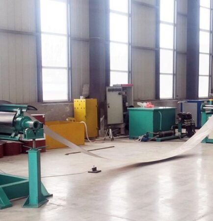 Rulodan beslenen sacı dalga profiline getiren dalga duvar makinası hattının form ve kesme ünitesi