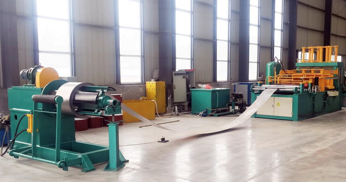 Rulodan beslenen sacı dalga profiline getiren dalga duvar makinası hattının form ve kesme ünitesi